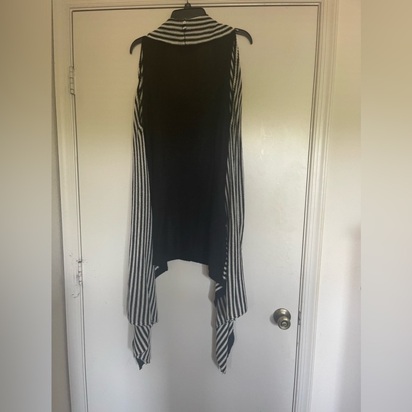 EUC Blk/ Wht handkerchief bottom knit vest by BCBGMaxAzria, Sz.L - Picture 3 of 4